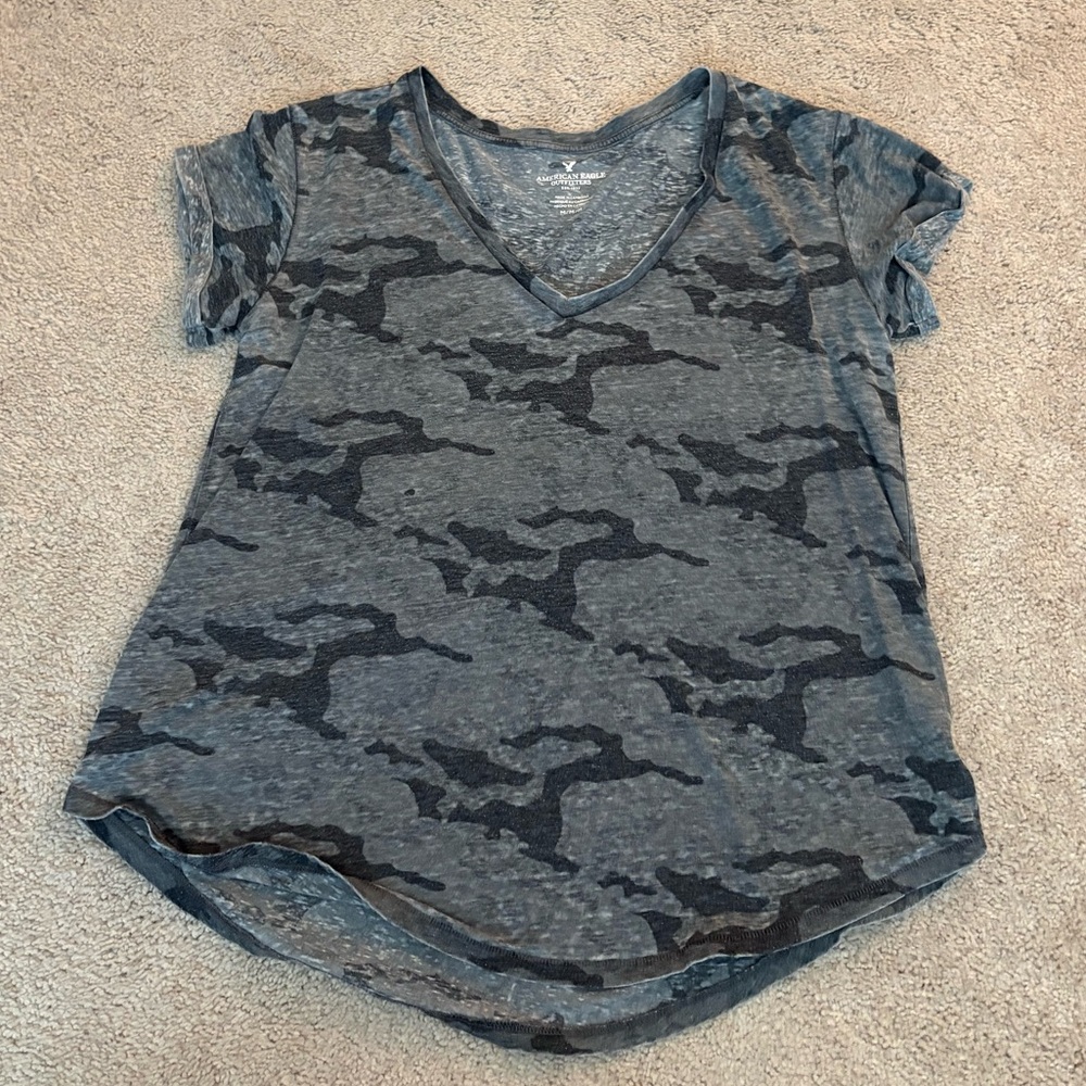 American Eagle Outfitters Heathered Gray Camouflage V-Neck Tee